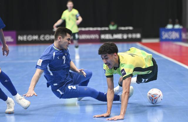 (260130) -- JAKARTA, Jan. 30, 2026 (Xinhua) -- Jyden Harb (R) of Australia vies with Rakhmatov Anaskhon of Uzbekistan during the group C match between Australia and Uzbekistan at the AFC Futsal Asian Cup 2026 in Jakarta, Indonesia, Jan. 30, 2026. (Xinhua/Zulkarnain)