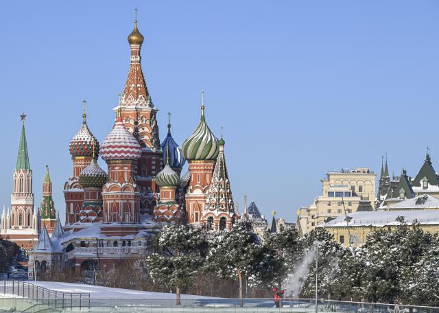(260130) -- MOSCOW, Jan. 30, 2026 (Xinhua) -- A staff member clears snow at a park near Red Square in Moscow, Russia, Jan. 30, 2026. (Xinhua/Hao Jianwei)