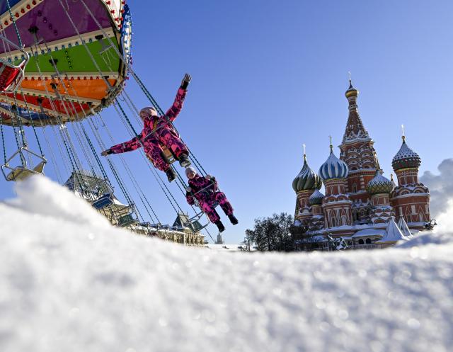 (260130) -- MOSCOW, Jan. 30, 2026 (Xinhua) -- People play on the Red Square in Moscow, Russia, Jan. 30, 2026. (Xinhua/Hao Jianwei)