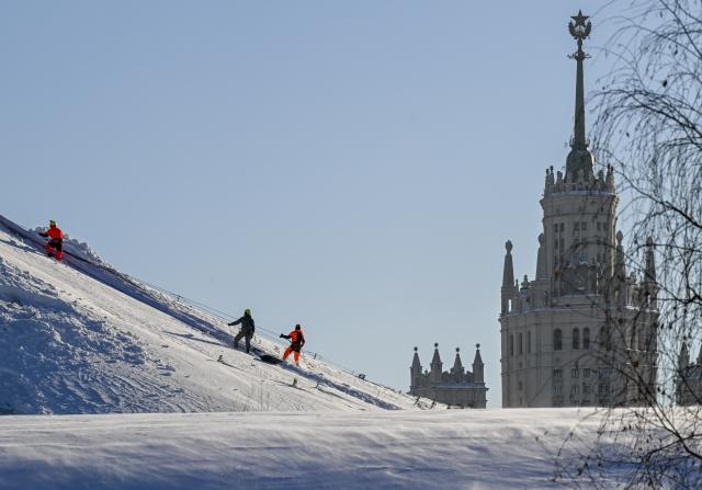 (260130) -- MOSCOW, Jan. 30, 2026 (Xinhua) -- Staff members clear snow at a park near Red Square in Moscow, Russia, Jan. 30, 2026. (Xinhua/Hao Jianwei)