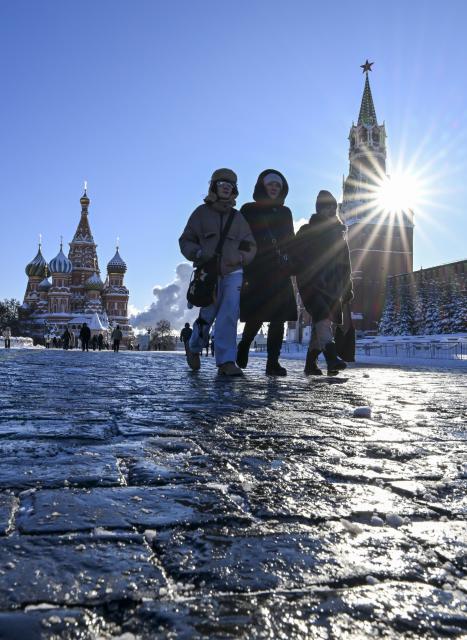 (260130) -- MOSCOW, Jan. 30, 2026 (Xinhua) -- People visit Red Square in Moscow, Russia, Jan. 30, 2026. (Xinhua/Hao Jianwei)