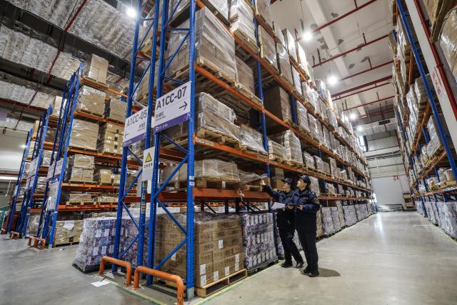 (260130) -- YIWU, Jan. 30, 2026 (Xinhua) -- Customs officers conduct inspections at the warehouse of a cross-border e-commerce enterprise at the Yiwu Comprehensive Bonded Zone in Yiwu, east China's Zhejiang Province, Jan. 30, 2026.
  The city of Yiwu, known as "the world's supermarket," in east China's Zhejiang Province, has seen China-Europe freight trains transporting European goods for customers to choose for the upcoming Spring Festival.
   The Spring Festival, or the Chinese New Year, falls on Feb. 17 this year.
   From Jan. 1 to 28 this year, a total of 208 China-Europe freight trains have operated here, carrying daily necessities and smart home appliances outbound, and loading with wine, ham, dairy products, and other items on the return journey. (Xinhua/Xu Yu)