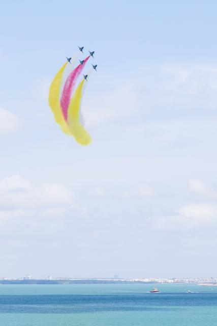 (260130) -- SINGAPORE, Jan. 30, 2026 (Xinhua) -- Aircraft of the Bayi Aerobatic Team of the Chinese People's Liberation Army (PLA) Air Force conduct training exercises for the 10th Singapore Airshow over the sea near Singapore's Changi Airport in Singapore, Jan. 30, 2026. (Photo by Zhu Jianghai/Xinhua)