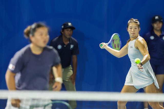 (260130) -- MANILA, Jan. 30, 2026 (Xinhua) -- Eudice Chong (R)/Liang En-Shuo compete during the women's doubles final match between Eudice Chong (China's Hong Kong)/Liang En-Shuo (Chinese Taipei) and Sabrina Santamaria/Quinn Gleason of the United States at the WTA Philippine Women's Open in Manila, the Philippines, Jan. 30, 2026. (Xinhua/Rouelle Umali)