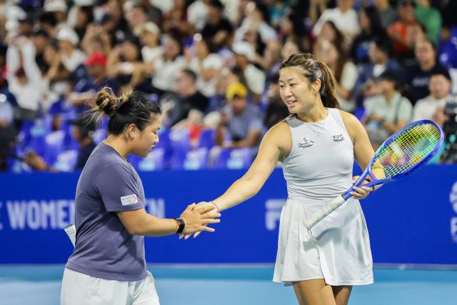 (260130) -- MANILA, Jan. 30, 2026 (Xinhua) -- Eudice Chong (R)/Liang En-Shuo react during the women's doubles final match between Eudice Chong (China's Hong Kong)/Liang En-Shuo (Chinese Taipei) and Sabrina Santamaria/Quinn Gleason of the United States at the WTA Philippine Women's Open in Manila, the Philippines, Jan. 30, 2026. (Xinhua/Rouelle Umali)