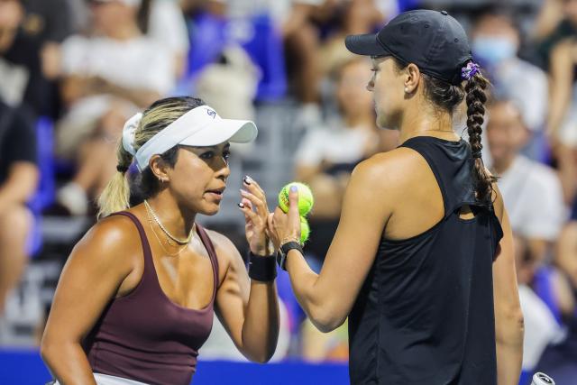 (260130) -- MANILA, Jan. 30, 2026 (Xinhua) -- Quinn Gleason/Sabrina Santamaria (L) communicate during the women's doubles final match between Eudice Chong (China's Hong Kong)/Liang En-Shuo (Chinese Taipei) and Sabrina Santamaria/Quinn Gleason of the United States at the WTA Philippine Women's Open in Manila, the Philippines, Jan. 30, 2026. (Xinhua/Rouelle Umali)