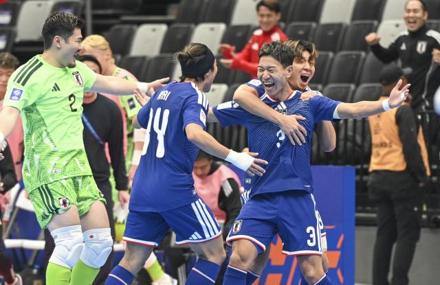 (260130) -- JAKARTA, Jan. 30, 2026 (Xinhua) -- Uchimura Shunta (2nd R) of Japan celebrates his goal with teammates during the group C match between Tajikistan and Japan at the AFC Futsal Asian Cup 2026 in Jakarta, Indonesia, Jan. 30, 2026. (Xinhua/Zulkarnain)