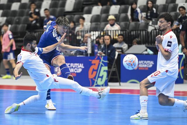 (260130) -- JAKARTA, Jan. 30, 2026 (Xinhua) -- Yamanaka Shoto (C) of Japan shoots during the group C match between Tajikistan and Japan at the AFC Futsal Asian Cup 2026 in Jakarta, Indonesia, Jan. 30, 2026. (Xinhua/Zulkarnain)