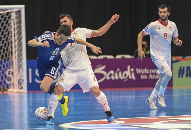 (260130) -- JAKARTA, Jan. 30, 2026 (Xinhua) -- Khojaev Bahodur (C) of Tajikistan vies with Yoshikawa Tomoki (L) of Japan during the group C match between Tajikistan and Japan at the AFC Futsal Asian Cup 2026 in Jakarta, Indonesia, Jan. 30, 2026. (Xinhua/Zulkarnain)