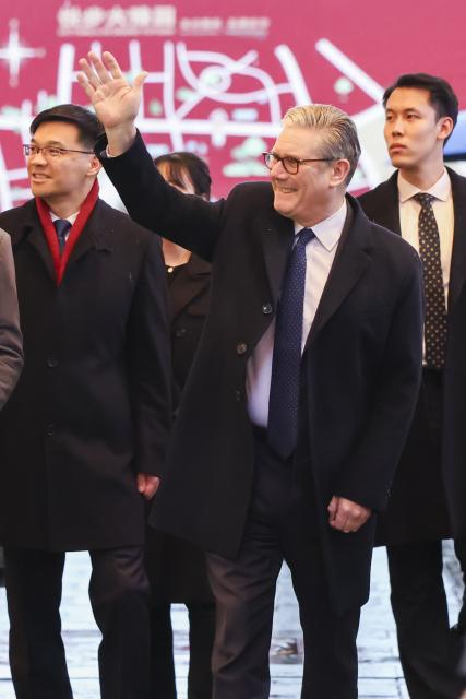 (260130) -- SHANGHAI, Jan. 30, 2026 (Xinhua) -- British Prime Minister Keir Starmer waves during a visit to Yuyuan Garden in Shanghai, east China, Jan. 30, 2026. (Xinhua/Wang Xiang)