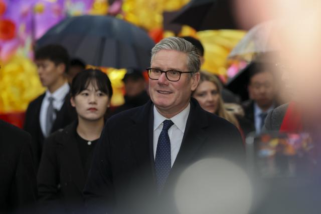 (260130) -- SHANGHAI, Jan. 30, 2026 (Xinhua) -- British Prime Minister Keir Starmer visits Yuyuan Garden in Shanghai, east China, Jan. 30, 2026. (Xinhua/Wang Xiang)