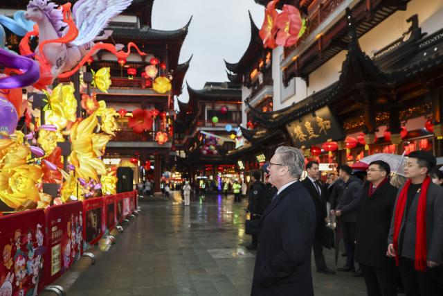 (260130) -- SHANGHAI, Jan. 30, 2026 (Xinhua) -- British Prime Minister Keir Starmer views lanterns during a visit to Yuyuan Garden in Shanghai, east China, Jan. 30, 2026. (Xinhua/Wang Xiang)