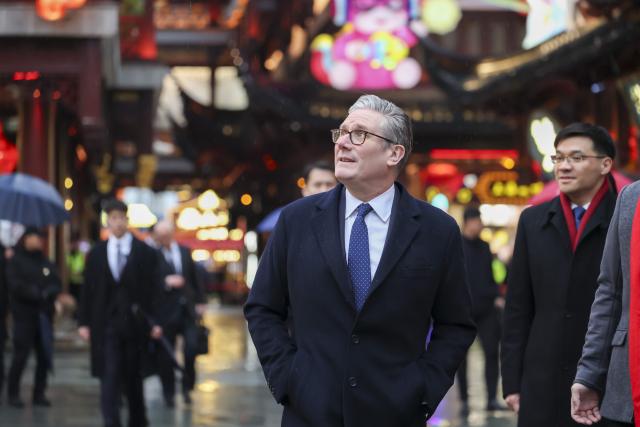 (260130) -- SHANGHAI, Jan. 30, 2026 (Xinhua) -- British Prime Minister Keir Starmer visits Yuyuan Garden in Shanghai, east China, Jan. 30, 2026. (Xinhua/Wang Xiang)