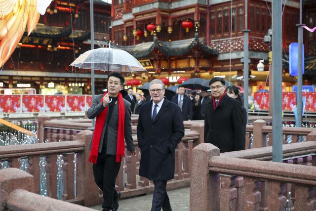 (260130) -- SHANGHAI, Jan. 30, 2026 (Xinhua) -- British Prime Minister Keir Starmer visits Yuyuan Garden in Shanghai, east China, Jan. 30, 2026. (Xinhua/Wang Xiang)