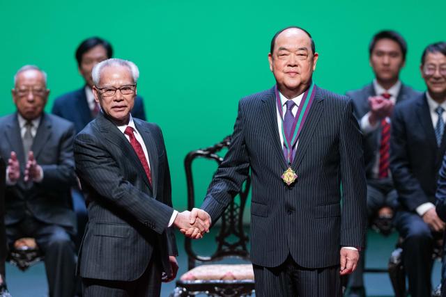 (260130) -- MACAO, Jan. 30, 2026 (Xinhua) -- Sam Hou Fai (L), chief executive of the Macao Special Administrative Region (SAR), presents the Grand Lotus Decoration to Ho Iat Seng during an award ceremony in Macao, south China, Jan. 30, 2026. The award ceremony was held by China's Macao SAR to confer honors on individuals and entities for their achievements, contributions, and services to the SAR in 2025. (Xinhua/Cheong Kam Ka)