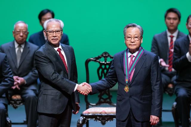 (260130) -- MACAO, Jan. 30, 2026 (Xinhua) -- Sam Hou Fai (L), chief executive of the Macao Special Administrative Region (SAR), presents the Grand Lotus Decoration to Kou Hoi In during an award ceremony in Macao, south China, Jan. 30, 2026. The award ceremony was held by China's Macao SAR to confer honors on individuals and entities for their achievements, contributions, and services to the SAR in 2025. (Xinhua/Cheong Kam Ka)