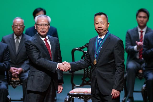 (260130) -- MACAO, Jan. 30, 2026 (Xinhua) -- Sam Hou Fai (L), chief executive of the Macao Special Administrative Region (SAR), presents the Golden Lotus Decoration to Vong Man Chong during an award ceremony in Macao, south China, Jan. 30, 2026. The award ceremony was held by China's Macao SAR to confer honors on individuals and entities for their achievements, contributions, and services to the SAR in 2025. (Xinhua/Cheong Kam Ka)