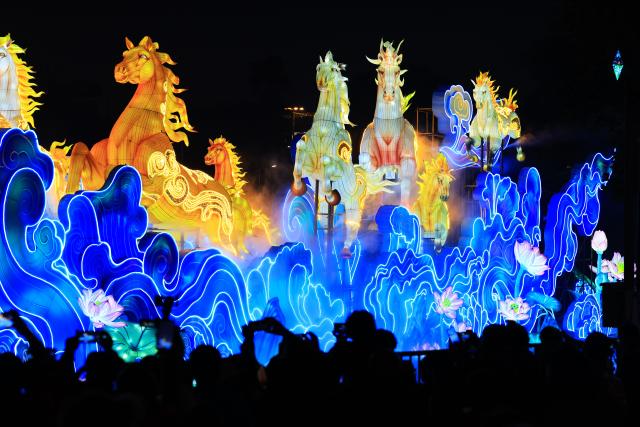 (260130) -- GUANGZHOU, Jan. 30, 2026 (Xinhua) -- This photo taken on Jan. 30, 2026 shows a set of lanterns inspired by the Chinese zodiac horse during the 2026 Guangzhou Spring Festival lantern show in Guangzhou, south China's Guangdong Province. The event kicked off at the Yuexiu Park in Guangzhou on Friday, featuring 85 groups of distinctive lantern displays scattered throughout the ten major tourist areas of the entire park, and will last until March, 8. (Xinhua/Wang Ruiping)
