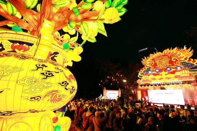 (260130) -- GUANGZHOU, Jan. 30, 2026 (Xinhua) -- People visit the 2026 Guangzhou Spring Festival lantern show in Guangzhou, south China's Guangdong Province, Jan. 30, 2026. The event kicked off at the Yuexiu Park in Guangzhou on Friday, featuring 85 groups of distinctive lantern displays scattered throughout the ten major tourist areas of the entire park, and will last until March, 8. (Xinhua/Wang Ruiping)