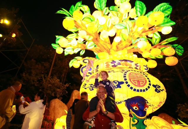 (260130) -- GUANGZHOU, Jan. 30, 2026 (Xinhua) -- People visit the 2026 Guangzhou Spring Festival lantern show in Guangzhou, south China's Guangdong Province, Jan. 30, 2026. The event kicked off at the Yuexiu Park in Guangzhou on Friday, featuring 85 groups of distinctive lantern displays scattered throughout the ten major tourist areas of the entire park, and will last until March, 8. (Xinhua/Wang Ruiping)