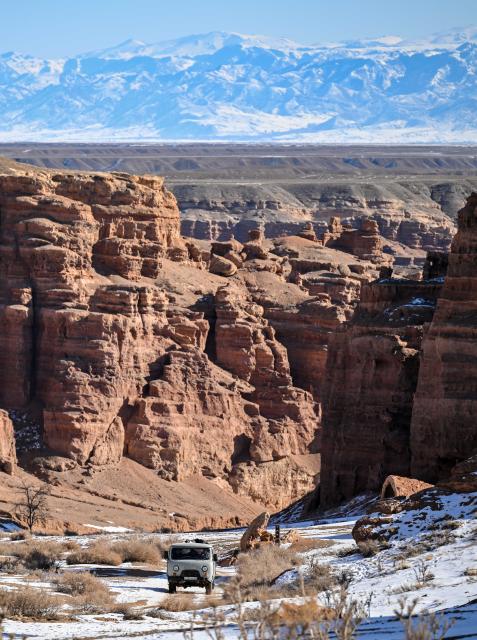 (260130) -- ALMATY, Jan. 30, 2026 (Xinhua) -- A sightseeing vehicle travels at the Charyn Canyon in Almaty Region, Kazakhstan, Jan. 30, 2026. (Xinhua/Li Renzi)