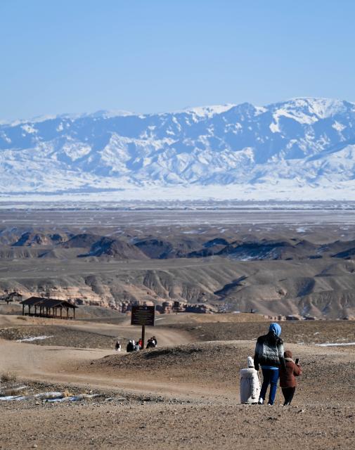 (260130) -- ALMATY, Jan. 30, 2026 (Xinhua) -- People visit the Charyn Canyon in Almaty Region, Kazakhstan, Jan. 30, 2026. (Xinhua/Li Renzi)