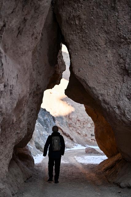 (260130) -- ALMATY, Jan. 30, 2026 (Xinhua) -- A man visits the Charyn Canyon in Almaty Region, Kazakhstan, Jan. 30, 2026. (Xinhua/Li Renzi)