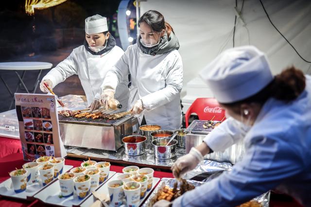 (260130) -- BUDAPEST, Jan. 30, 2026 (Xinhua) -- Vendors sell Chinese food at "A Taste of China, Chinese Food Nights" event held at Budapest Zoo and Botanical Garden in Budapest, Hungary, Jan. 30, 2026. The Budapest Zoo and Botanical Garden was filled with the aromas of Chinese food and snacks on Friday evening as an event themed "A Taste of China, Chinese Food Nights" got underway. (Photo by David Balogh/Xinhua)