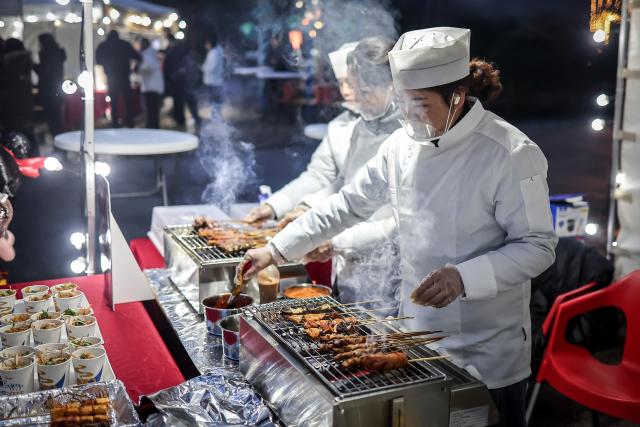 (260130) -- BUDAPEST, Jan. 30, 2026 (Xinhua) -- Vendors sell grilled food at "A Taste of China, Chinese Food Nights" event held at Budapest Zoo and Botanical Garden in Budapest, Hungary, Jan. 30, 2026. The Budapest Zoo and Botanical Garden was filled with the aromas of Chinese food and snacks on Friday evening as an event themed "A Taste of China, Chinese Food Nights" got underway. (Photo by David Balogh/Xinhua)