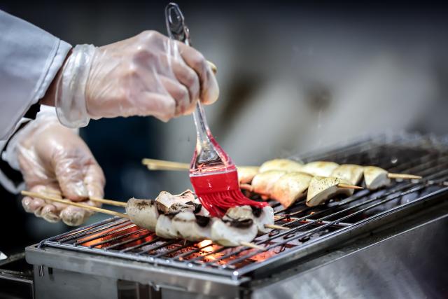 (260130) -- BUDAPEST, Jan. 30, 2026 (Xinhua) -- A vendor cooks Chinese food at "A Taste of China, Chinese Food Nights" event held at Budapest Zoo and Botanical Garden in Budapest, Hungary, Jan. 30, 2026. The Budapest Zoo and Botanical Garden was filled with the aromas of Chinese food and snacks on Friday evening as an event themed "A Taste of China, Chinese Food Nights" got underway. (Photo by David Balogh/Xinhua)