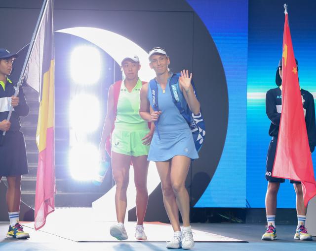 (260131) -- MELBOURNE, Jan. 31, 2026 (Xinhua) -- Zhang Shuai (2nd L)/Elise Mertens (2nd R) enter the court before the women's doubles final match between Zhang Shuai (China)/Elise Mertens (Belgium) and Anna Danilina (Kazakhstan)/Aleksandra Krunic (Serbia) at the Australian Open tennis tournament in Melbourne, Australia, Jan. 31, 2026. (Xinhua/Ma Ping)