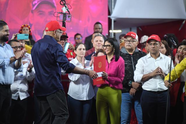 (260131) -- BEIJING, Jan. 31, 2026 (Xinhua) -- Venezuela's National Assembly President Jorge Rodriguez (L, front) hands over the bill on a partial reform of the Organic Law on Hydrocarbons to the country's acting president Delcy Rodriguez (R, front) in Caracas, capital of Venezuela, Jan. 29, 2026.
  Venezuela's National Assembly on Thursday passed a partial reform proposed by Delcy Rodriguez earlier this month. (Photo by Marcos Salgado/Xinhua)