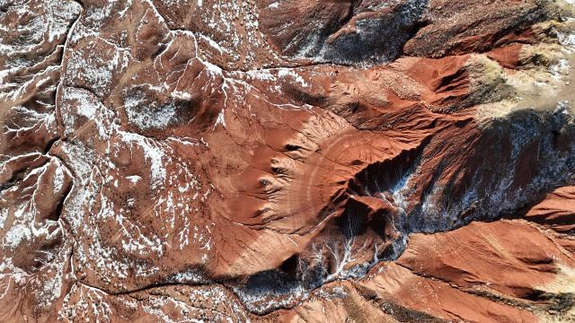 (260131) -- BEIJING, Jan. 31, 2026 (Xinhua) -- An aerial drone photo taken on Jan. 29, 2026 shows a scene of the Hongya Tableland in Siziwang Banner, north China's Inner Mongolia Autonomous Region.
  Located in the northern part of Siziwang Banner in Ulanqab, the Hongya Tableland is a key component of the Siziwang National Geopark in north China's Inner Mongolia Autonomous Region. Featuring towering red hills and deep gullies, the landscape forms a majestic painting with lingering snow. (Xinhua/Bei He)