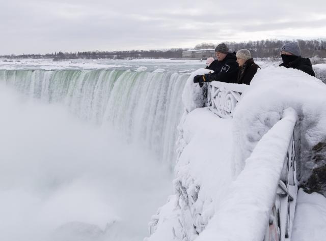 (260131) -- NIAGARA FALLS, Jan. 31, 2026 (Xinhua) -- Visitors view Niagara Falls from the Canadian side in Niagara Falls, Ontario, Canada, on Jan. 30, 2026. (Photo by Zou Zheng/Xinhua)