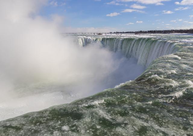 (260131) -- NIAGARA FALLS, Jan. 31, 2026 (Xinhua) -- Niagara Falls is seen from the Canadian side in Niagara Falls, Ontario, Canada, on Jan. 30, 2026. (Photo by Zou Zheng/Xinhua)
