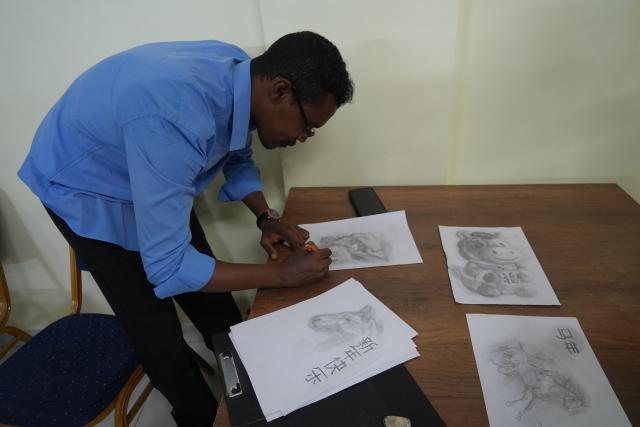 (260131) -- ATBARA, Jan. 31, 2026 (Xinhua) -- A student draws pictures of horses to mark the Year of the Horse during a celebration for the upcoming Chinese Spring Festival in Atbara, Sudan, Jan. 29, 2026.
  TO GO WITH "Roundup: Approaching Chinese Spring Festival brings festive joy to Sudanese students" (Photo by Fayez Elzaky/Xinhua)