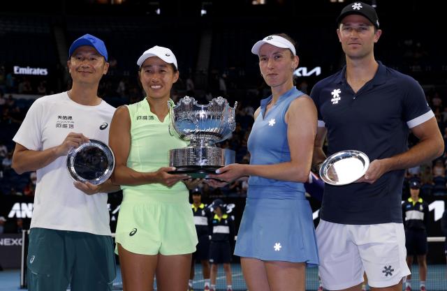 (260131) -- MELBOURNE, Jan. 31, 2026 (Xinhua) -- Zhang Shuai (2nd L)/Elise Mertens (2nd R) pose for photos with their coaches during the awarding ceremony for the women's doubles final match between Zhang Shuai (China)/Elise Mertens (Belgium) and Anna Danilina (Kazakhstan)/Aleksandra Krunic (Serbia) at the Australian Open tennis tournament in Melbourne, Australia, Jan. 31, 2026. (Xinhua/Ma Ping)