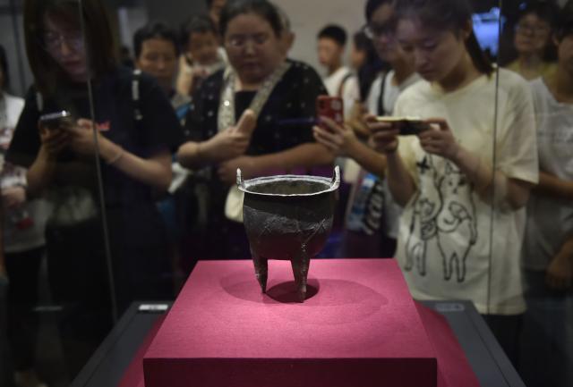 (260131) -- BEIJING, Jan. 31, 2026 (Xinhua) -- This photo taken on Aug. 12, 2023 shows an exhibit at Erlitou Site Museum of the Xia Capital in Luoyang, central China's Henan Province. (Xinhua/Lu Peng)