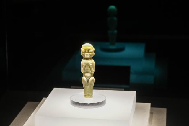 (260131) -- BEIJING, Jan. 31, 2026 (Xinhua) -- A jade figurine is on exhibition at the Niuheliang site museum in Chaoyang City, northeast China's Liaoning Province, Aug. 3, 2024. (Xinhua/Pan Yulong)