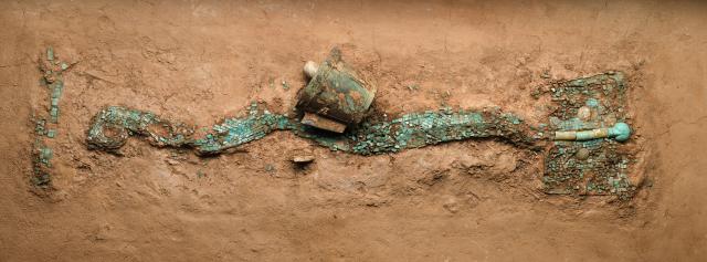 (260131) -- BEIJING, Jan. 31, 2026 (Xinhua) -- This photo taken on Jan. 29, 2024 shows a turquoise dragon-form artifact at Chinese Archaeological Museum in Beijing, capital of China. Unearthed from Erlitou site, the turquoise dragon-form artifact has a total length over 70 centimeters and was formed from more than 2,000 pieces of turquoise. (Xinhua/Li He)