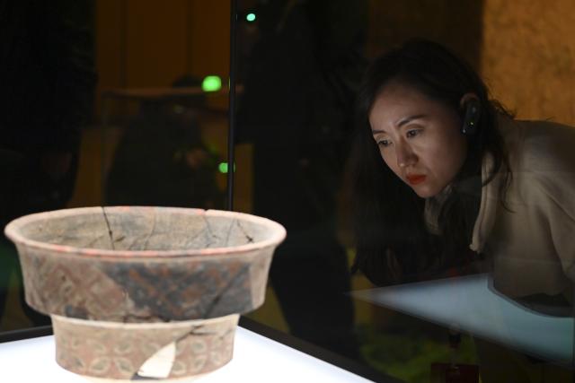 (260131) -- BEIJING, Jan. 31, 2026 (Xinhua) -- A visitor looks at an exhibit in the Taosi Site Museum in Xiangfen County, north China's Shanxi Province, Nov. 12, 2024. (Xinhua/Yang Chenguang)