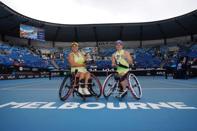 (260131) -- MELBOURNE, Jan. 31, 2026 (Xinhua) -- Gold medalist Li Xiaohui (L) and silver medalist Diede De Groot pose for photos during the awarding ceremony for the women's wheelchair singles final between Li Xiaohui of China and Diede De Groot of the Netherlands at the Australian Open tennis tournament in Melbourne, Australia, Jan. 31, 2026. (Photo by Wang Shen/Xinhua)