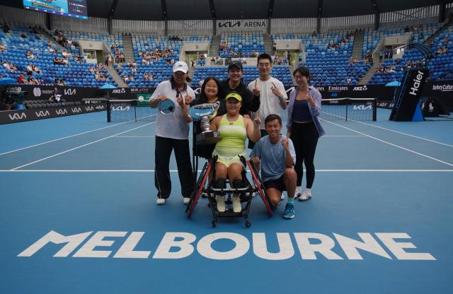 (260131) -- MELBOURNE, Jan. 31, 2026 (Xinhua) -- Gold medalist Li Xiaohui (front L) pose for photos with her team during the awarding ceremony for the women's wheelchair singles final between Li Xiaohui of China and Diede De Groot of the Netherlands at the Australian Open tennis tournament in Melbourne, Australia, Jan. 31, 2026. (Photo by Wang Shen/Xinhua)