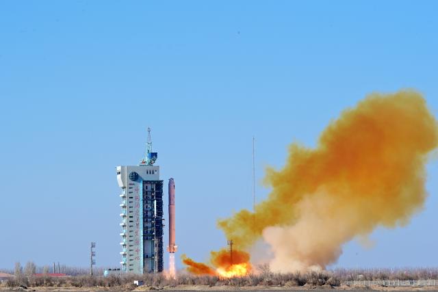 (260131) -- JIUQUAN, Jan. 31, 2026 (Xinhua) -- A Long March-2C carrier rocket carrying an Algerian remote sensing satellite blasts off from the Jiuquan Satellite Launch Center in northwest China, Jan. 31, 2026. Launched at 12:01 p.m. (Beijing Time), the satellite has been successfully sent into its planned orbit.
  The Algerian satellite will be primarily used for land planning and disaster prevention and mitigation. (Photo by Wang Jiangbo/Xinhua)