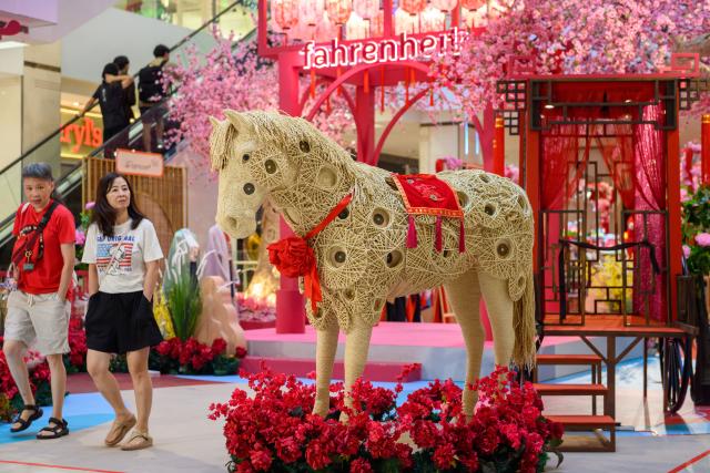 (260131) -- KUALA LUMPUR, Jan. 31, 2026 (Xinhua) -- People walk past a horse-themed installation to mark the Year of the Horse at a shopping mall in Kuala Lumpur, Malaysia, Jan. 28, 2026.
  Horse-themed installations and decorations have recently been set up to mark the upcoming Chinese New Year in major shopping malls across Malaysia. (Photo by Chong Voon Chung/Xinhua)