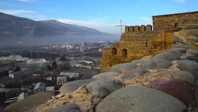 (260131) -- GORI, Jan. 31, 2026 (Xinhua) -- This photo taken on Jan. 30, 2026 shows a view of Gori Fortress and surrounding communities in Gori, Georgia. Inscribed on Georgia's Immovable Cultural Monuments of National Significance List, Gori Fortress is an important historic site located on a rocky hill in the city of Gori. The castle was originally built in the 6th-7th centuries, took its current form by the 18th century, and was severely damaged by an earthquake in 1920. (Xinhua/Chen Junfeng)