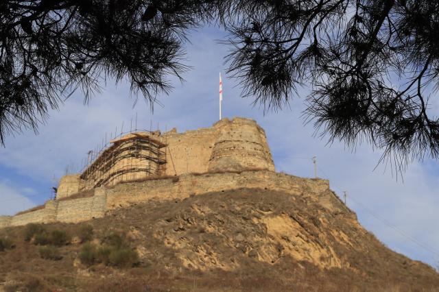 (260131) -- GORI, Jan. 31, 2026 (Xinhua) -- This photo taken on Jan. 30, 2026 shows a view of Gori Fortress in Gori, Georgia. Inscribed on Georgia's Immovable Cultural Monuments of National Significance List, Gori Fortress is an important historic site located on a rocky hill in the city of Gori. The castle was originally built in the 6th-7th centuries, took its current form by the 18th century, and was severely damaged by an earthquake in 1920. (Xinhua/Chen Junfeng)