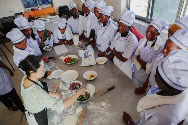 (260131) -- DAR ES SALAAM, Jan. 31, 2026 (Xinhua) -- Tanzanian students learn to make steamed buns in Dar es Salaam, Tanzania, Jan. 28, 2026. TO GO WITH "Feature: Woks and dreams: Tanzanian youth embrace Chinese culinary art" (Xinhua/Emmanuel Herman)