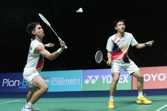 (260131) -- BANGKOK, Jan. 31, 2026 (Xinhua) -- Raymond Indra/Nikolaus Joaquin (L) compete during the men's doubles semifinal match between Hu Keyuan/Lin Xiangyi of China and Raymond Indra/Nikolaus Joaquin of Indonesia at the Thailand Masters 2026 badminton tournament in Bangkok, Thailand, Jan. 31, 2026. (Xinhua/Rachen Sageamsak)