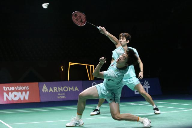 (260131) -- BANGKOK, Jan. 31, 2026 (Xinhua) -- Hu Keyuan (front)/Lin Xiangyi compete during the men's doubles semifinal match between Hu Keyuan/Lin Xiangyi of China and Raymond Indra/Nikolaus Joaquin of Indonesia at the Thailand Masters 2026 badminton tournament in Bangkok, Thailand, Jan. 31, 2026. (Xinhua/Rachen Sageamsak)